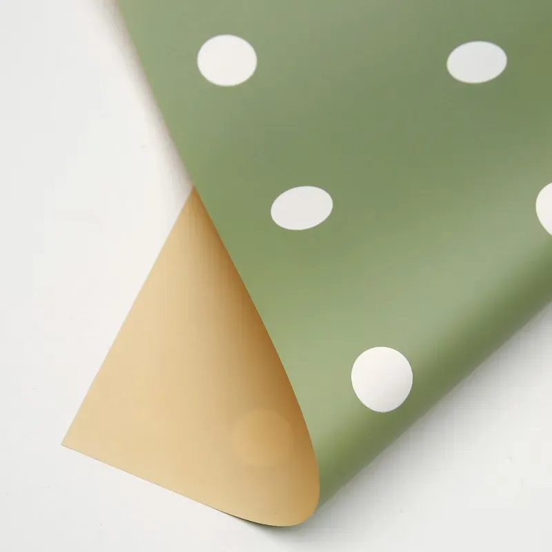 Verde si celofan bej, cu buline albe, 58x58cm #081
